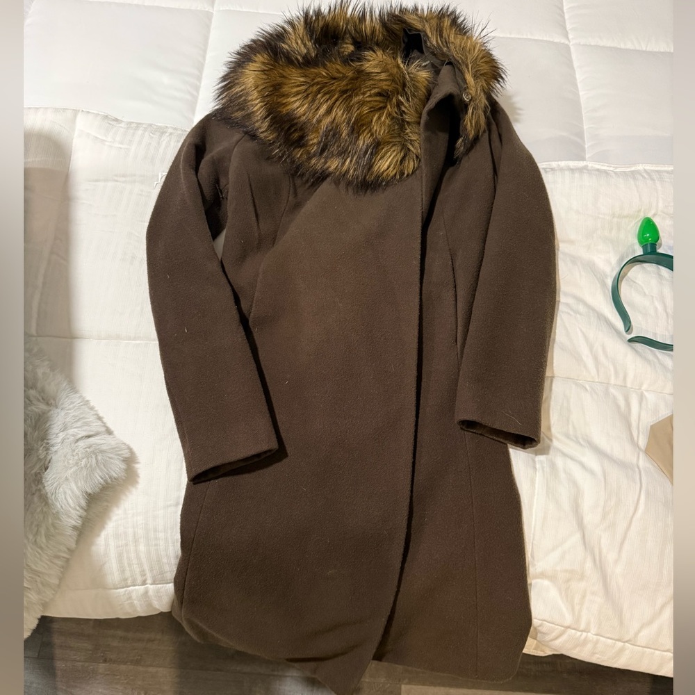 Jennifer Lopez Brown Trench Coat with Faux Fur Collar